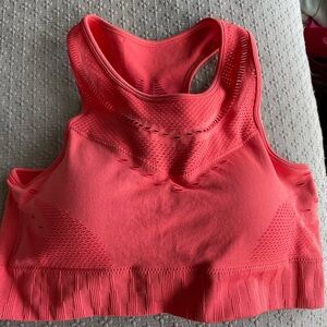 High scoop neckline flattering dentils cut 
2" band at bottom
Racer back